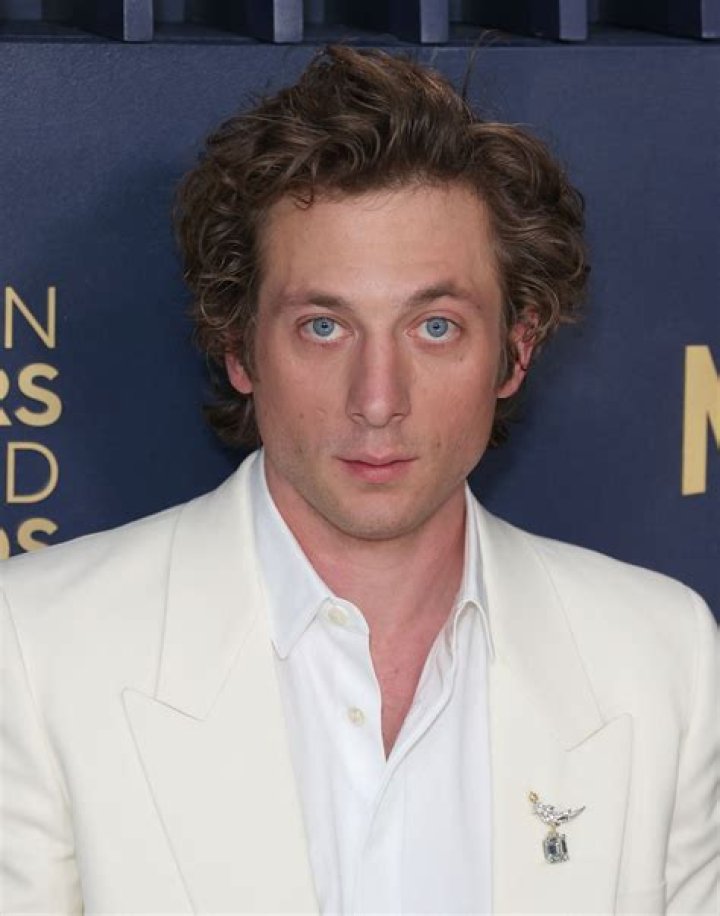 Jeremy Allen White - CelebNetWorth