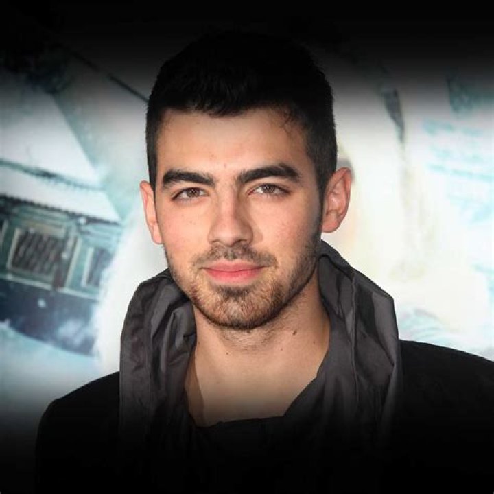 Joe Jonas (Pop Singer) - Age, Birthday, Bio, Facts, Family, Net Worth, Height & More