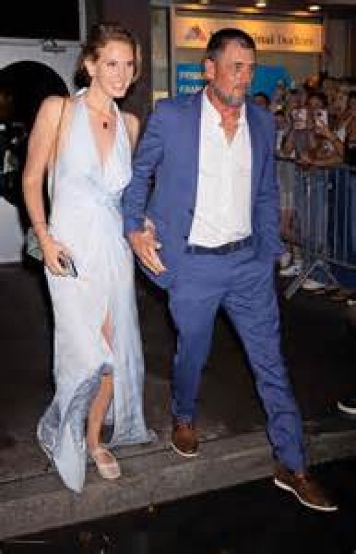 Johnny Gilbert biografía, edad, altura, esposo, net worth, familia