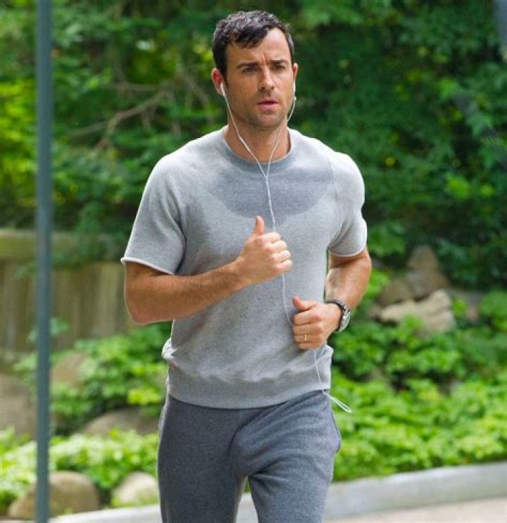 Justin Theroux Reveals He Was “Mortified” Over Those Infamous Bulge Pics