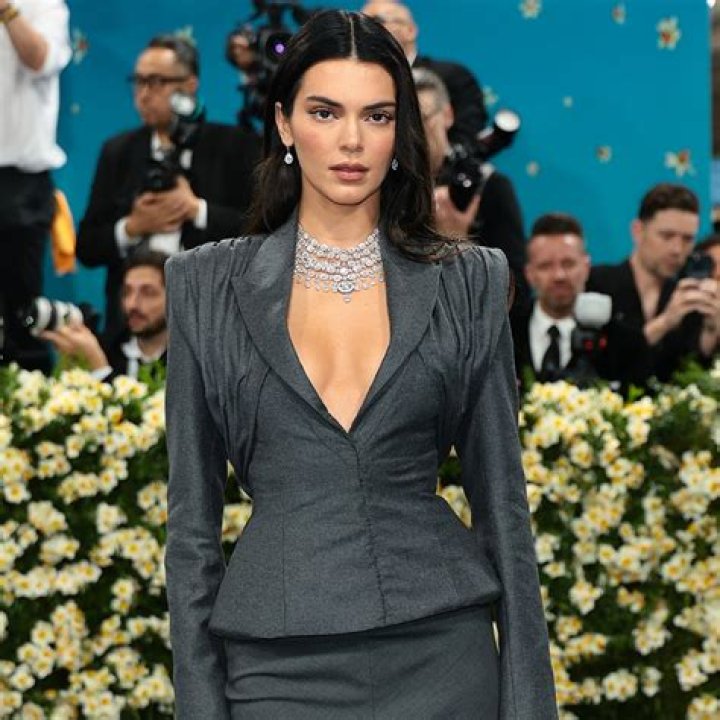 Kim Kardashian Shares A Snap Of Kendall Jenner’s Phone Screen And It’s Surprisingly ~Relatable~