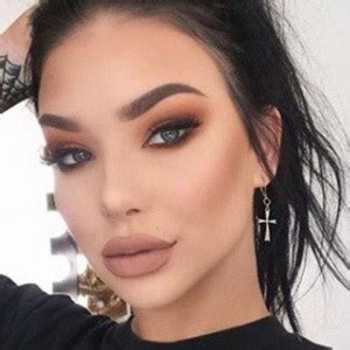 Krista Keehus (Instagram Star) - Age, Birthday, Bio, Facts, Family, Net Worth, Height & More