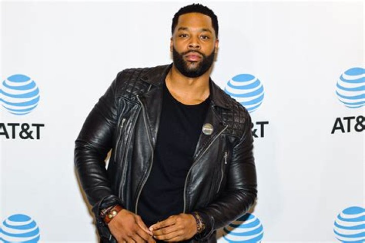 LaRoyce Hawkins (TV Actor) - Age, Birthday, Bio, Facts, Family, Net Worth, Height & More