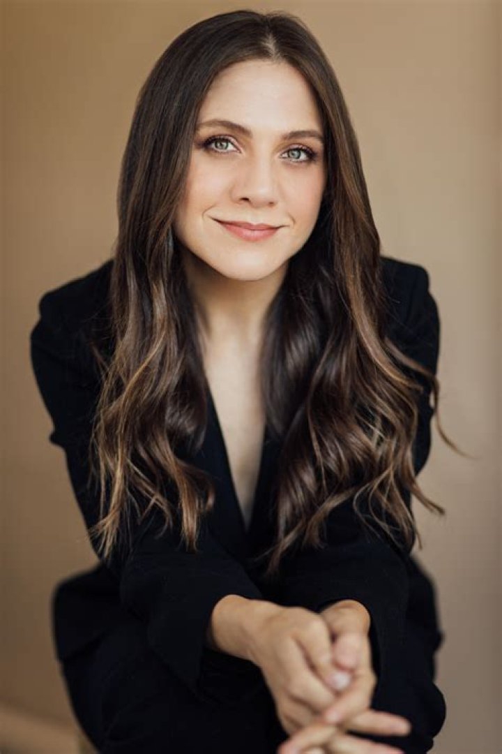 Lauren Collins (TV Actress) - Age, Birthday, Bio, Facts, Family, Net Worth, Height & More