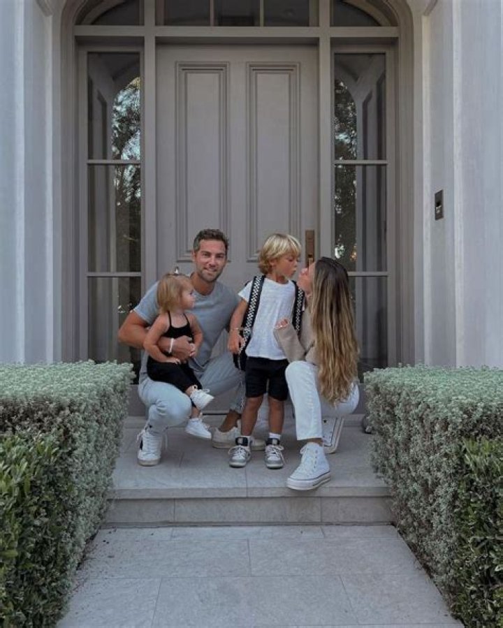 Lauren Gores Ireland (Instagram Star) - Age, Birthday, Bio, Facts, Family, Net Worth, Height & More