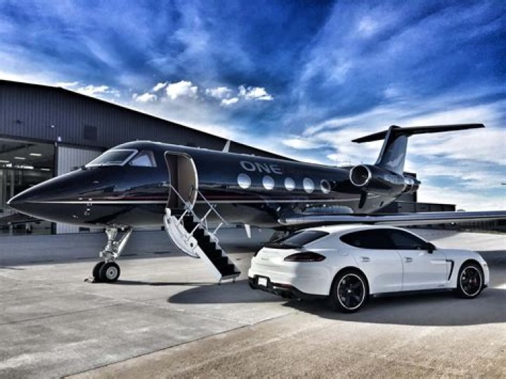 Lil Durk Flexes $1 Million In Cash Outside Private Jet