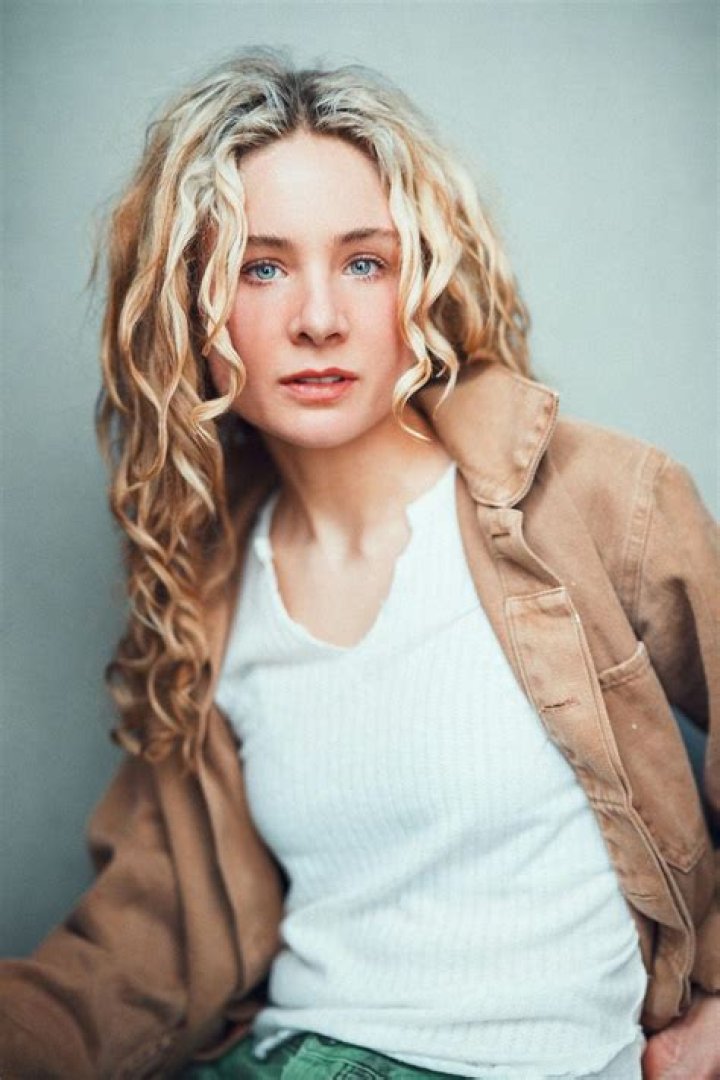 Lizzy DeClement: A Glimpse into the Life and Career of a Rising Star