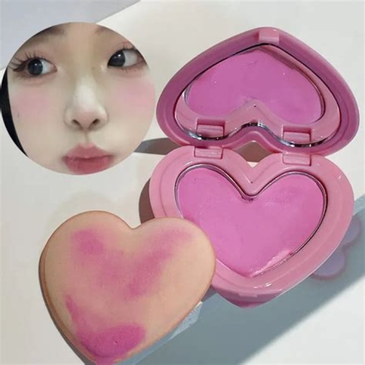 Makeup Artists on Instagram Are in Love With Heart-Shaped Blush!