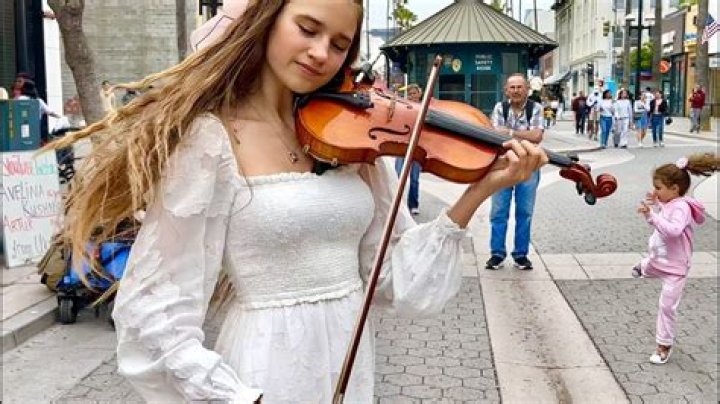 Margarita Barvina (YouTube Star) - Age, Birthday, Bio, Facts, Family, Net Worth, Height & More