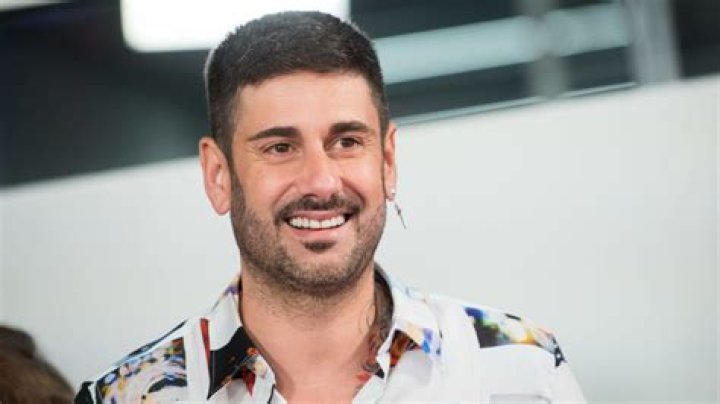 Melendi (Cantante Pop) - Edad, cumpleaños, biografía, hechos, familia, patrimonio neto, altura y más