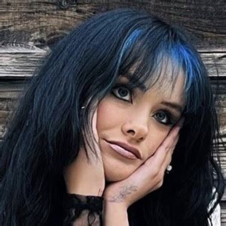 Melina Melle (Songwriter) - Age, Birthday, Bio, Facts, Family, Net Worth, Height & More