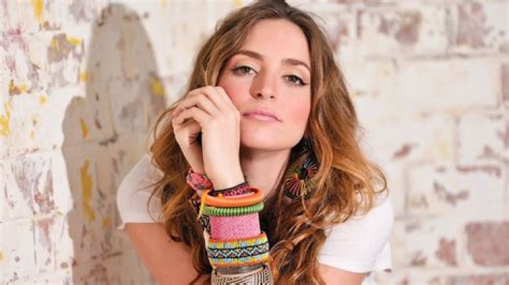 Mirella Cesa (Cantante pop) - Età, compleanno, biografia, fatti, famiglia, patrimonio netto, altezza e altro