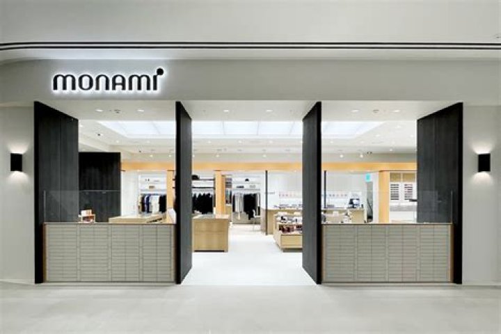 Monami Frost – Celebsgraphy