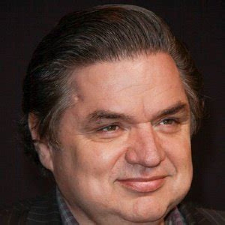 Oliver Platt (Movie Actor) - Age, Birthday, Bio, Facts, Family, Net Worth, Height & More