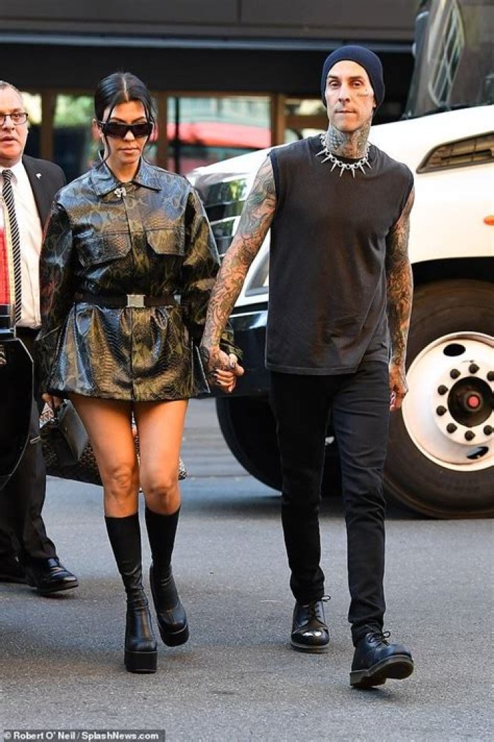 Ow, Ow! Kourtney Kardashian and Boyfriend Travis Barker Passionately Make Out While Shopping in NYC
