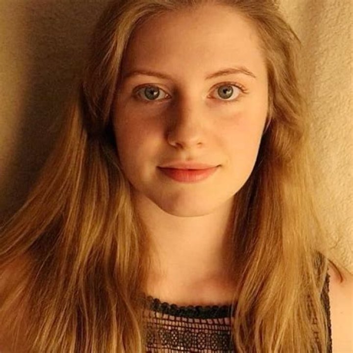 Ozley ASMR (YouTube Star) - Age, Birthday, Bio, Facts, Family, Net Worth, Height & More