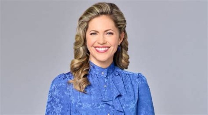 Pascale Hutton (TV Actress) - Age, Birthday, Bio, Facts, Family, Net Worth, Height & More