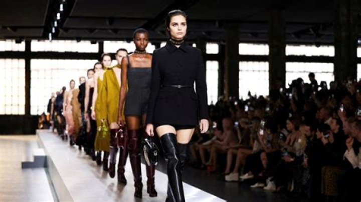 ¿Quién es el dueño de Balenciaga? – Celebrity.fm