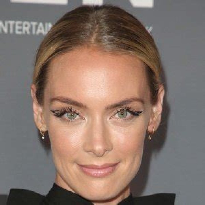 Rachel Skarsten (TV Actress) - Age, Birthday, Bio, Facts, Family, Net Worth, Height & More