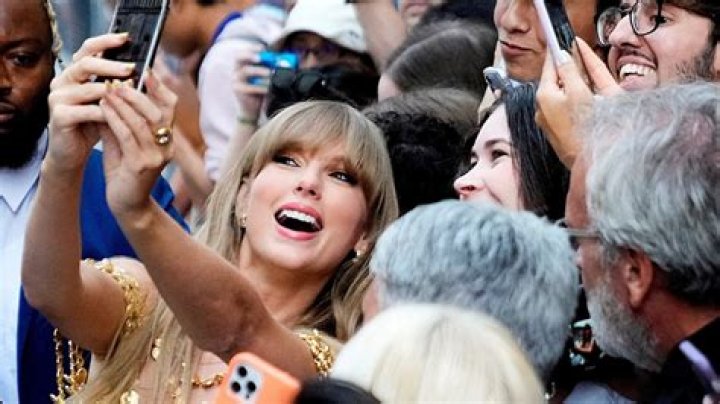 Radio DJ Says Touching Of Taylor Swift's Ass Was Unintended