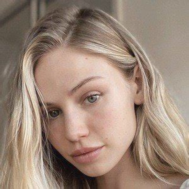 Scarlett Leithold (Model) - Age, Birthday, Bio, Facts, Family, Net Worth, Height & More