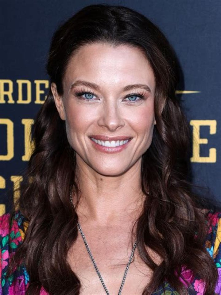 Scottie Thompson (TV Actress) - Age, Birthday, Bio, Facts, Family, Net Worth, Height & More