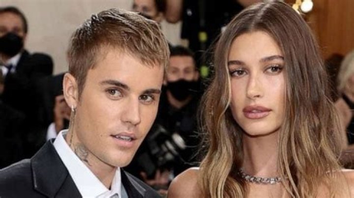 Selena Gomez and Ex-Boyfriend Justin Bieber’s Wife Hailey Put Feud Rumors to Rest for Photo-Op