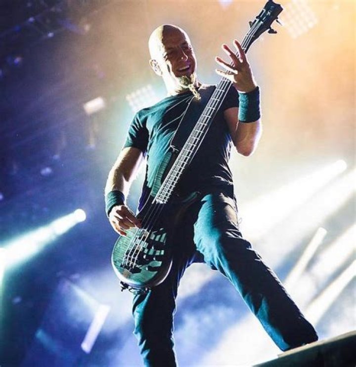 Shavo Odadjian (Bassist) - Age, Birthday, Bio, Facts, Family, Net Worth, Height & More