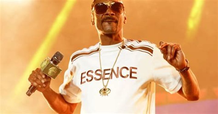 Snoop Dogg Shares Perfect 6ix9ine Snitching Meme: "R. Kelly Peed On Me Too"