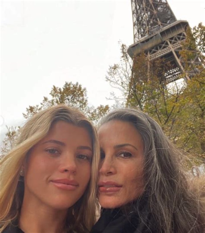Sofia Richie’s Big Sis Nicole Goes Au Naturel in Makeup-Free, Frizzy-Haired Selfie