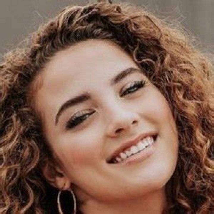 Sofie Dossi (Instagram Star) - Age, Birthday, Bio, Facts, Family, Net Worth, Height & More
