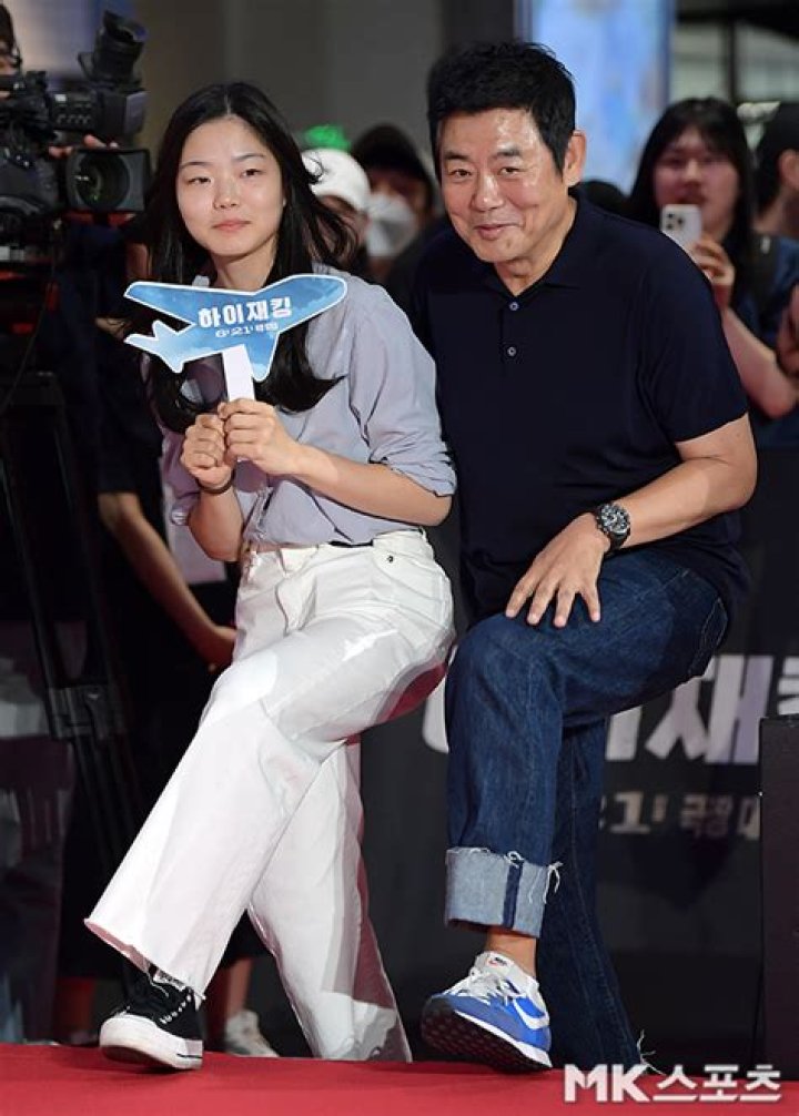 Sung Dong-il (Movie Actor) - Age, Birthday, Bio, Facts, Family, Net Worth, Height & More