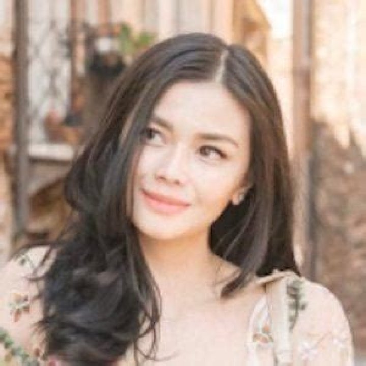 Vern Enciso (Blogger) - Age, Birthday, Bio, Facts, Family, Net Worth, Height & More