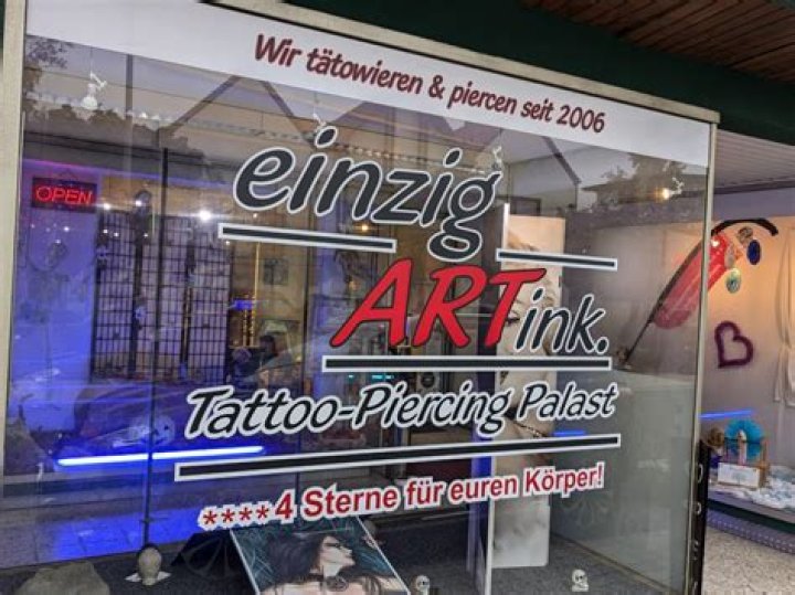 Wat seit polo G-neck tattoo?