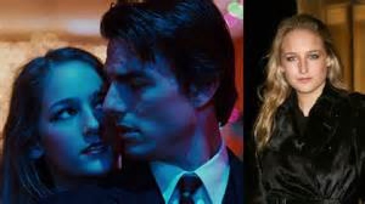 What does LeeLee Sobieski whisper to Tom Cruise?