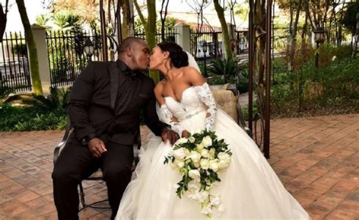 Who is Alex Roe's wife? Is he married?