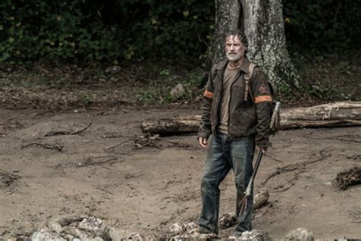 Who is the leader of the junk yard in the Walking Dead?