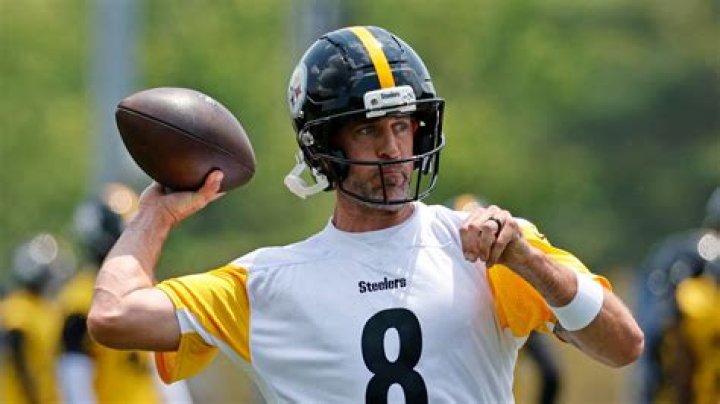 Why does Aaron Rodgers grow her hair?